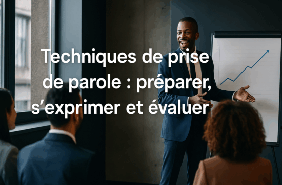 Formatrice professionnelle debout devant un public attentif dans une salle moderne, illustrant une prise de parole réussie lors d’une réunion ou d’une formation.
