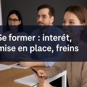 Groupe de professionnels en formation, assis autour d’une table dans un environnement moderne, avec en surimpression le titre "Se former : intérêt, mise en place, freins" sur fond sombre.