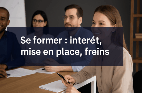 Groupe de professionnels en formation, assis autour d’une table dans un environnement moderne, avec en surimpression le titre "Se former : intérêt, mise en place, freins" sur fond sombre.