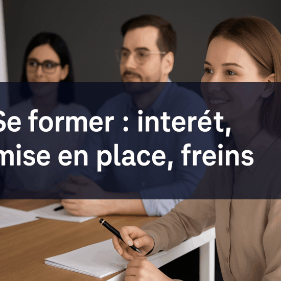 Groupe de professionnels en formation, assis autour d’une table dans un environnement moderne, avec en surimpression le titre "Se former : intérêt, mise en place, freins" sur fond sombre.