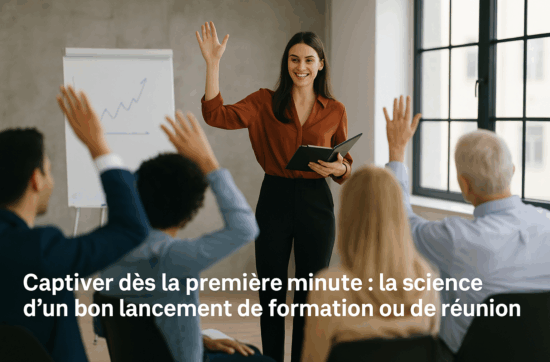 Un formateur debout devant un groupe attentif dans une salle lumineuse, utilisant des gestes expressifs pour lancer une session de formation et captiver dès la première seconde