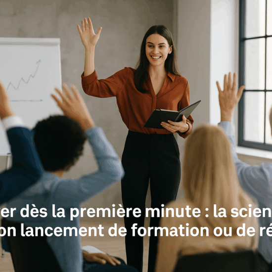 Un formateur debout devant un groupe attentif dans une salle lumineuse, utilisant des gestes expressifs pour lancer une session de formation et captiver dès la première seconde