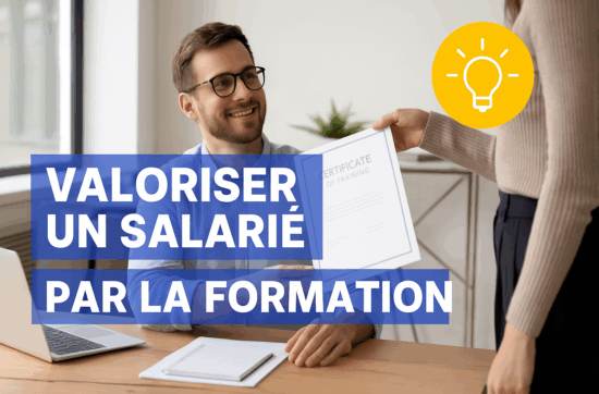 Un salarié concentré devant un ordinateur avec des éléments graphiques illustrant l’innovation, représentant l’idée de récompenser un salarié par une formation professionnelle.